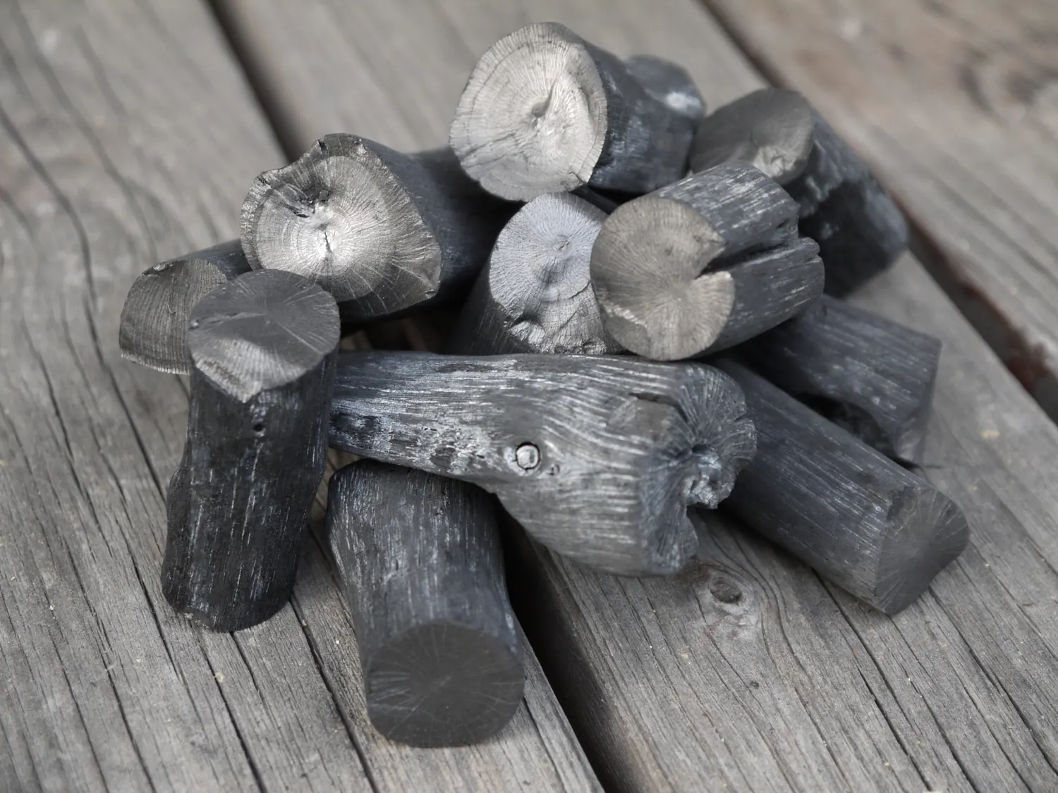 Premium graded hardwood lump charcoal